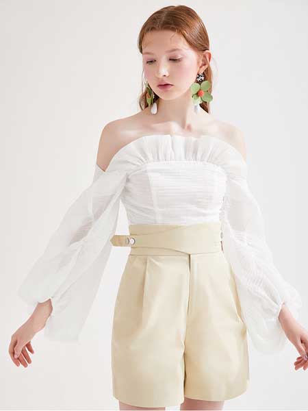 糖力潮品(TAMMYTANGS)女装品牌2020春夏新款白色荷叶边一字肩上衣短款长袖衬衫