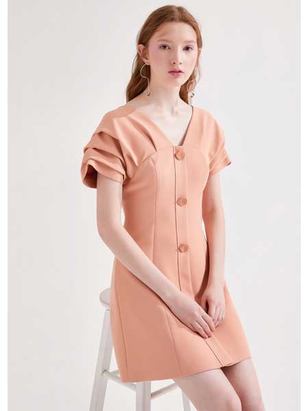 糖力潮品(TAMMYTANGS)女装品牌2020春夏新款橘粉色V领堆堆袖显瘦单排扣连衣裙