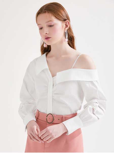 糖力潮品(TAMMYTANGS)女装品牌2020春夏新款白色长袖不规则斜领露肩衬衫上衣