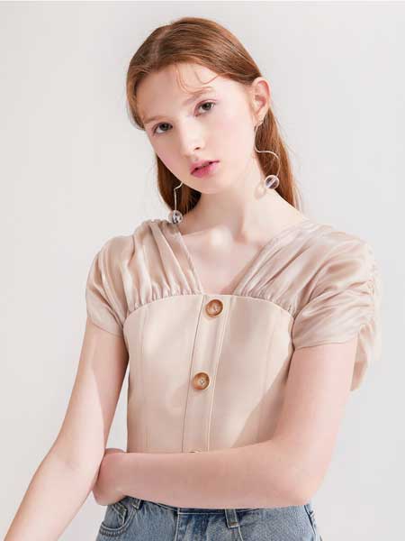 糖力潮品(TAMMYTANGS)女装品牌2020春夏新款米杏色褶袖短款V领显瘦罩衫上衣