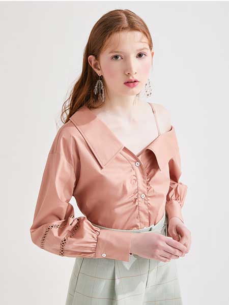 糖力潮品(TAMMYTANGS)女装品牌2020春夏新款不对称斜肩衬衣镂空长袖衬衫上衣