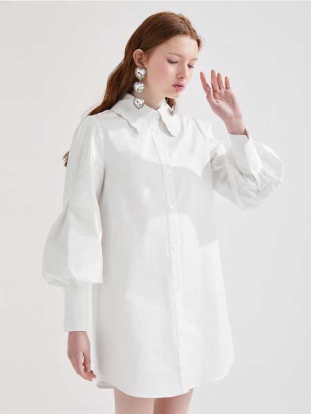 糖力潮品(TAMMYTANGS)女装品牌2020春夏新品宽松白色灯笼长袖衬衫连衣裙