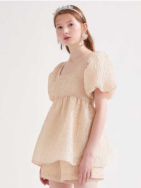 糖力潮品(TAMMYTANGS)女装品牌2020春夏新款杏色提花显瘦方领泡泡短袖罩衫上衣
