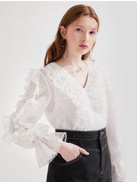 糖力潮品(TAMMYTANGS)女装品牌2020春夏新款白色蕾丝V领荷叶边喇叭长袖罩衫