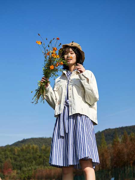 飞鸟和新酒女装品牌2020春夏新款复古上衣女灯芯绒绣花短款长袖衬衫