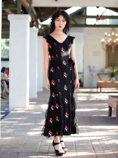 香莎女装品牌2020春夏花朵红底连衣裙