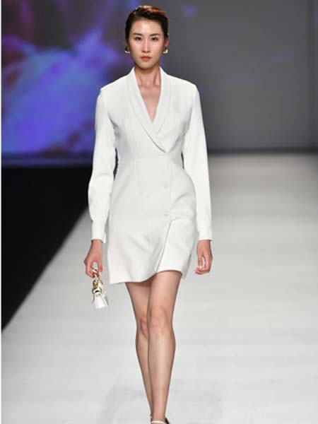 埃沃定制女装品牌2020春夏白色西装套装
