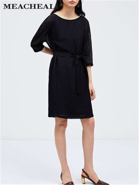 米茜尔女装品牌2020春夏收腰黑色连衣裙