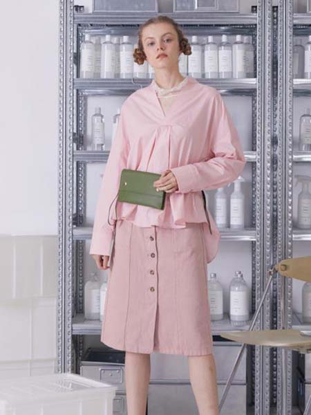 素氪女装品牌2020春夏V领粉色T恤