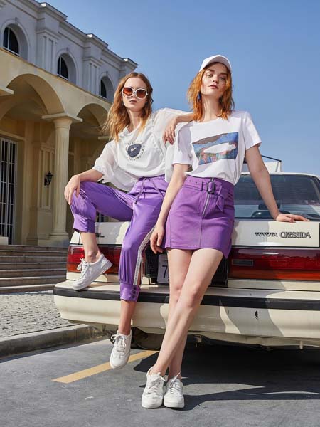戈蔓婷女装品牌2020春夏把白色T恤紫色短裙