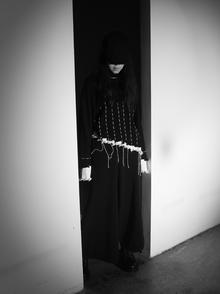 義NAOMIHOO女装品牌2019年秋冬白色条纹黑色连衣裙