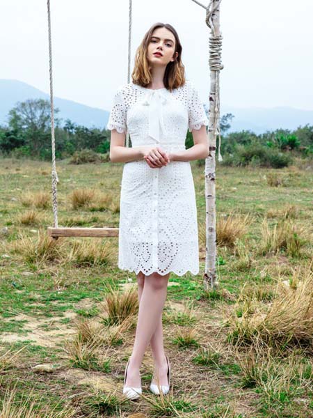 依歌女装品牌2020春夏白色蕾丝修身连身短裙