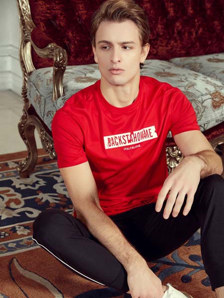 贝克狮丹女装品牌2020春夏红色T恤字母印花
