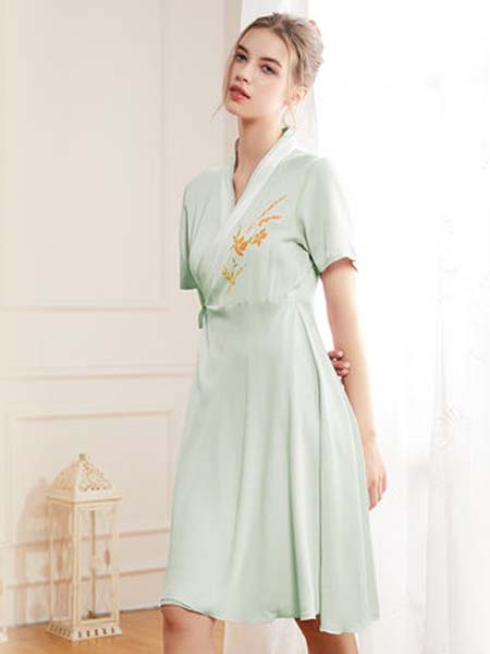 桃花季女装品牌2020春夏浅绿色舒适休闲潮丝汉元素女士开衫单件睡袍