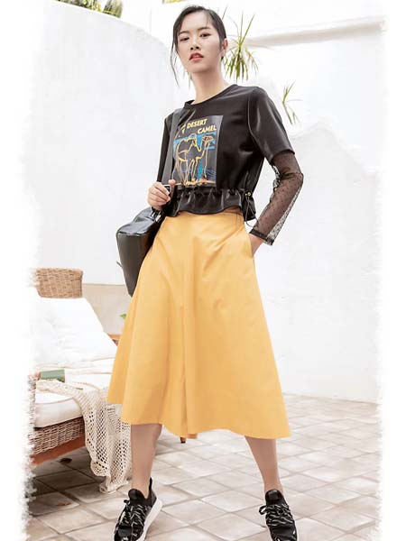 弗蔻Fu Kou女装品牌2020春夏黄色半身裙黑色T恤