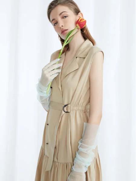 F.SHINE女装品牌2020春夏V领连衣裙收腰无袖肤色