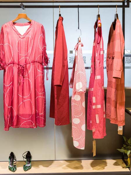 衣琳女装品牌2020春夏V领红色连衣裙