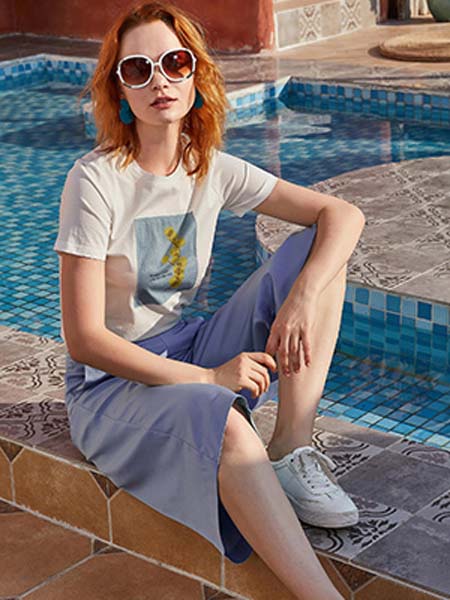 施洛琳女装品牌2020春夏白色T恤蓝色短裤阔腿