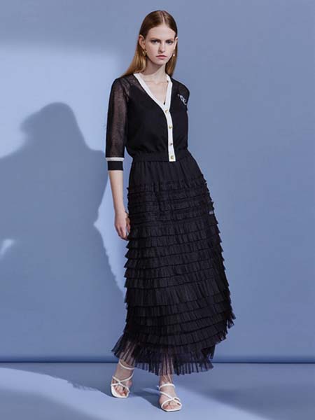 欧时力女装品牌2020春夏v领百褶裙黑色连衣裙