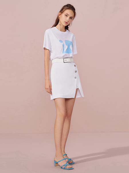 欧时力女装品牌2020春夏蓝色卡通女孩白色T恤