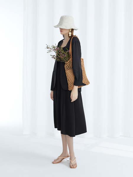 F.SHINE女装品牌2020春夏黑色纯色连衣裙同款外套