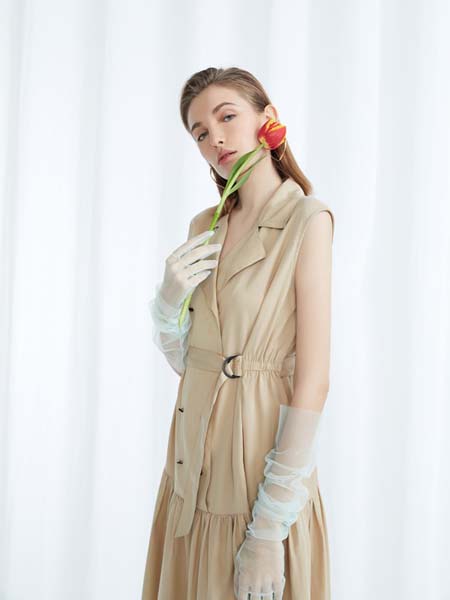 F.SHINE女装品牌2020春夏收腰西装裙浅卡其色