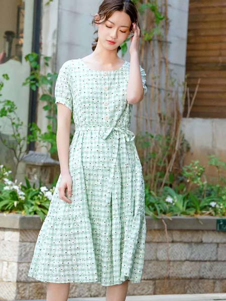 ISSUE亦抒女装品牌2020春夏波点格纹浅绿色连衣裙