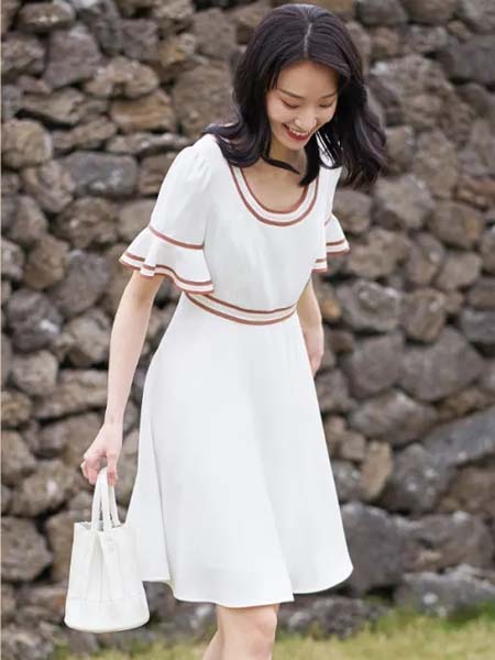 安所女装品牌2020春夏红边白色收腰连衣裙