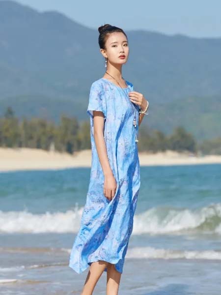 曼茜纱女装品牌2020春夏圆领蓝色连衣裙