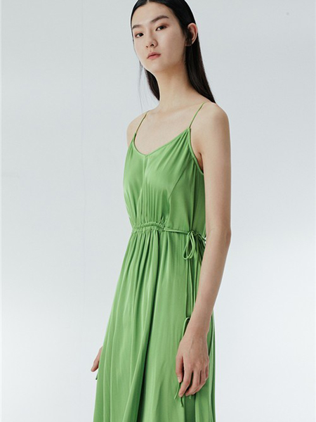 曼娅奴女装品牌2020春夏吊带绿色连衣裙