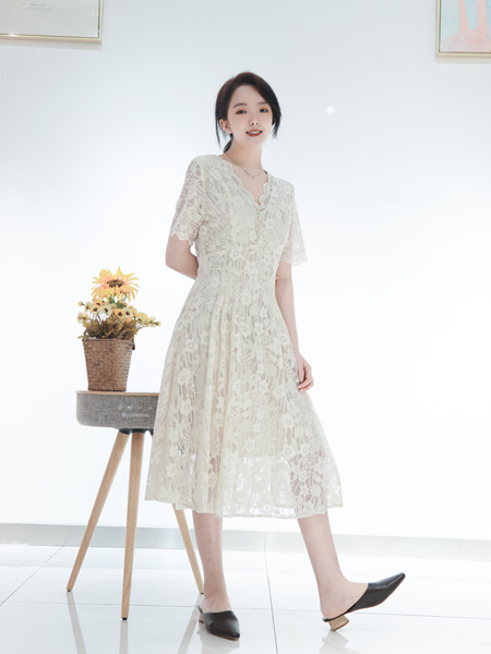宣言女装品牌2020春夏V领蕾丝收腰米色连衣裙