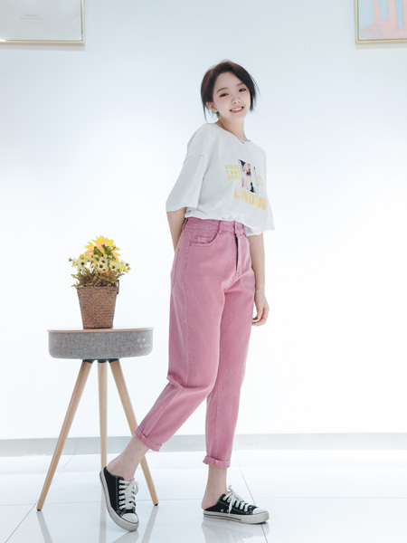 宣言女装品牌2020春夏圆领白色T恤粉色束脚裤