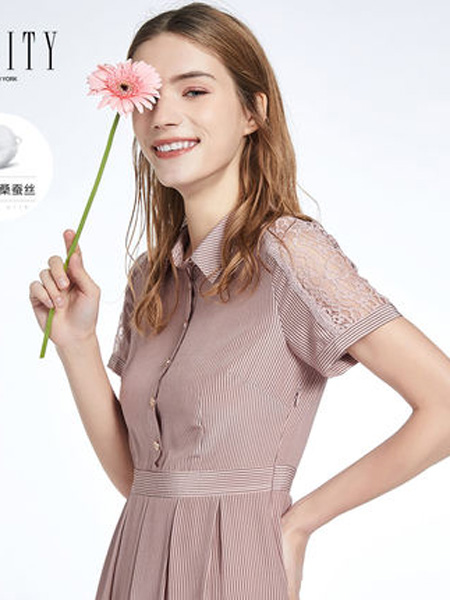 菲妮迪女装品牌2020春夏时尚娃娃领收腰显瘦条纹蕾丝拼接真丝连衣裙女￥1558.00