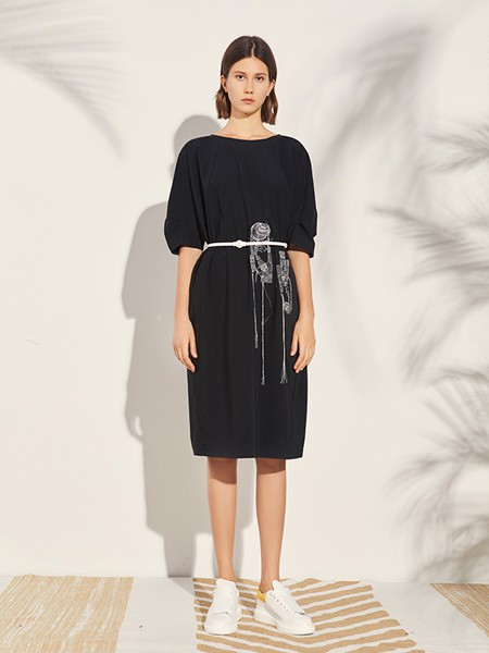 撒尼女装品牌2020春夏收腰黑色连衣裙