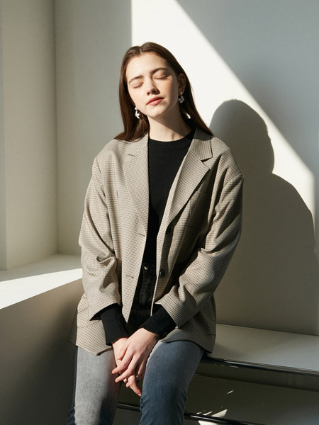 INUSWAY女装品牌2020春夏小格纹灰色西装外套