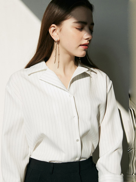INUSWAY女装品牌2020春夏白色竖纹雪纺衫衬衫