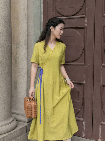 蕉叶绿了女装品牌2020春夏复古优雅系带青黄色连衣裙