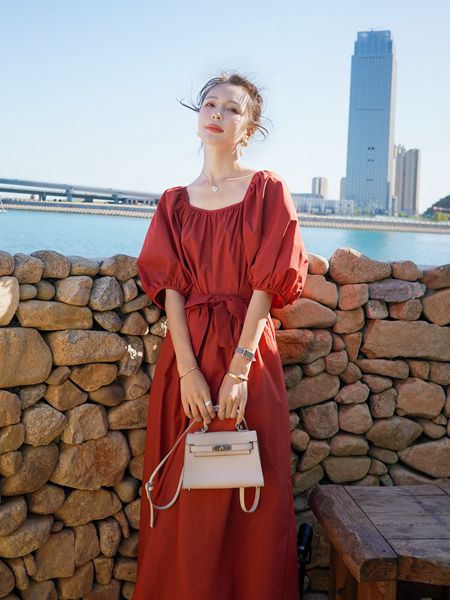 音菲梵女装品牌2020春夏方领红色收腰连衣裙
