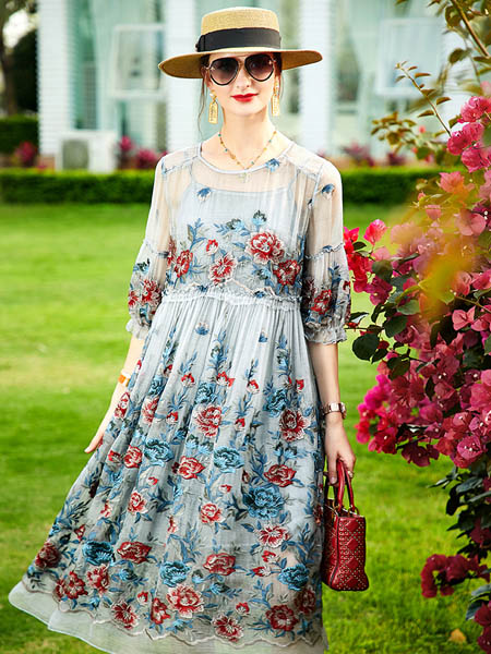 卡米兰女装品牌2020春夏圆领蓝色玫瑰连衣裙