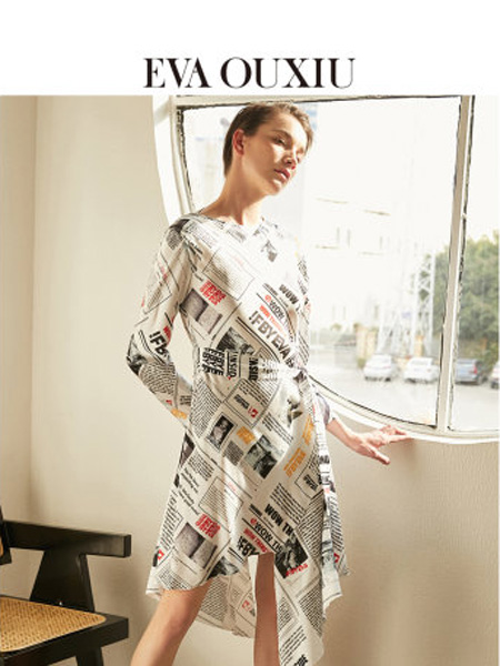 伊华·欧秀女装品牌2020春夏设计感报纸印花长袖连衣裙不规则个性中长裙