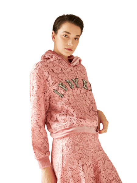 伊华·欧秀女装品牌2020春夏浅粉色连帽卫衣字母镶钻蕾丝长袖洋气上衣女