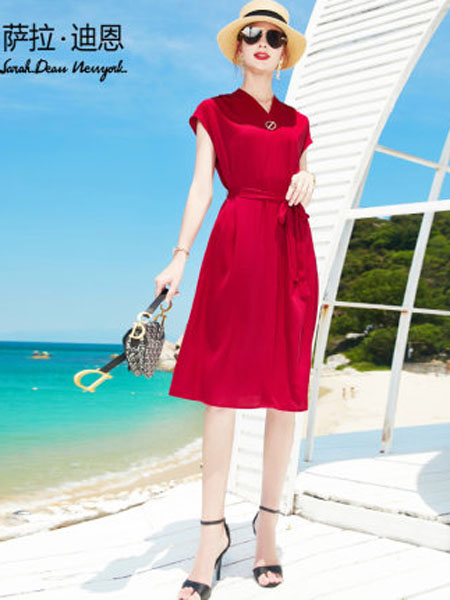 萨拉迪恩女装品牌2020春夏红色真丝缎面连衣裙夏2020年新款女短袖知性简约V领桑蚕丝中长款