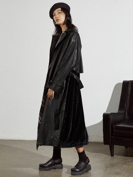 子苞米女装品牌2020春夏羊皮翻领黑色长款朋克风皮衣外套