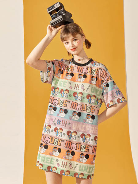 UNIFEE女装品牌2020春夏印花涂鸦图案宽松短袖