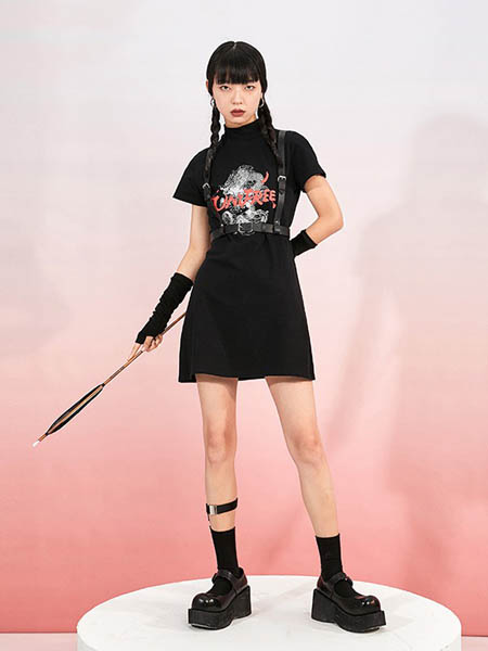 UNIFEE女装品牌2020春夏酷炫暗黑系短袖