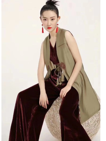 什么时候进秋季女装 怎么找品牌折扣女装货源