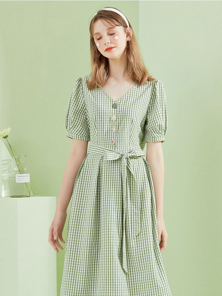 卡贝奈尔女装品牌2020春夏绿色格纹连衣裙V领