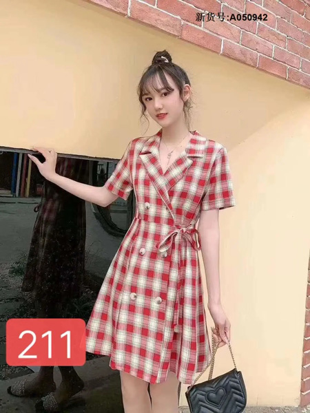 秒赞女装女装品牌2020春夏V领红白格纹收腰连衣裙