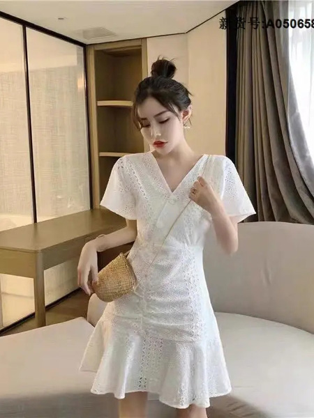 秒赞女装女装品牌2020春夏V领白色收腰连衣裙