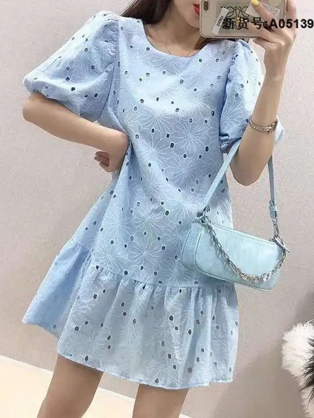 秒赞女装女装品牌2020春夏圆领镂空蓝色连衣裙